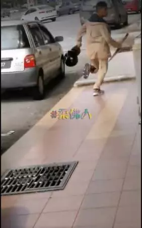 搶劫後匪車「卡」溝渠 刀匪棄車逃