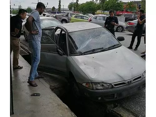 搶劫後匪車「卡」溝渠 刀匪棄車逃