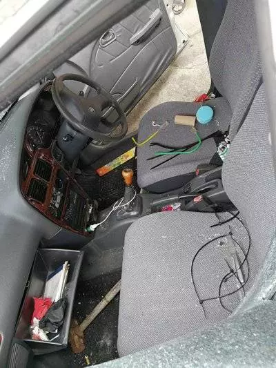 搶劫後匪車「卡」溝渠 刀匪棄車逃