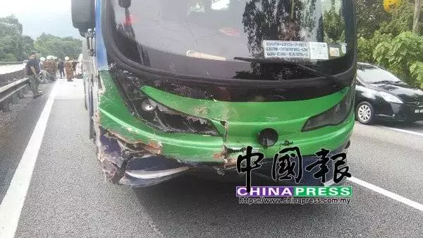 [ 大馬怡保 ] 轎車爆胎打轉 遭長巴猛撞釀3死