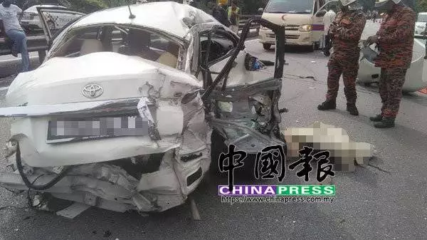[ 大馬怡保 ] 轎車爆胎打轉 遭長巴猛撞釀3死