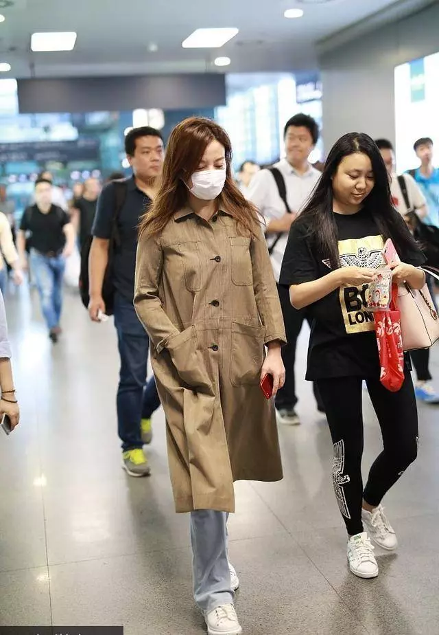 看了趙薇出行打扮,再看吳佩慈,網友:終於知道她為何進不了豪門