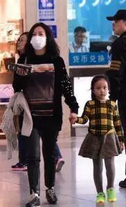 看了趙薇出行打扮,再看吳佩慈,網友:終於知道她為何進不了豪門