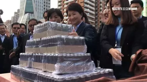 秀燕就職「紀念品」持續延燒!專家透露真相後,網友噓:「不如送我一包樂事!」
