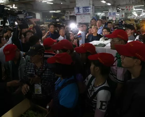 韓市長的第一晚睡「這」!凌晨三點起床巡視,人群卻擠得像「早市」!