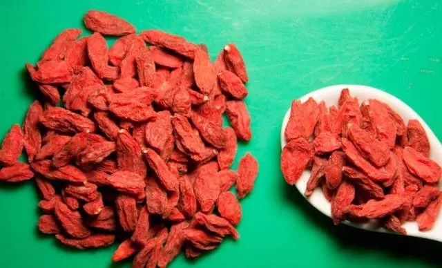 肝火旺,身體會亮起5個「紅燈」,白開水裡加一點它,幫你清肝火