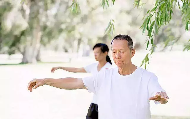 每天甩手5分鐘,排毒、減脂、強心髒……壽命更長久