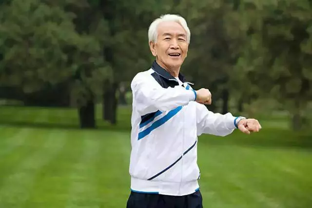 每天甩手5分鐘,排毒、減脂、強心髒……壽命更長久