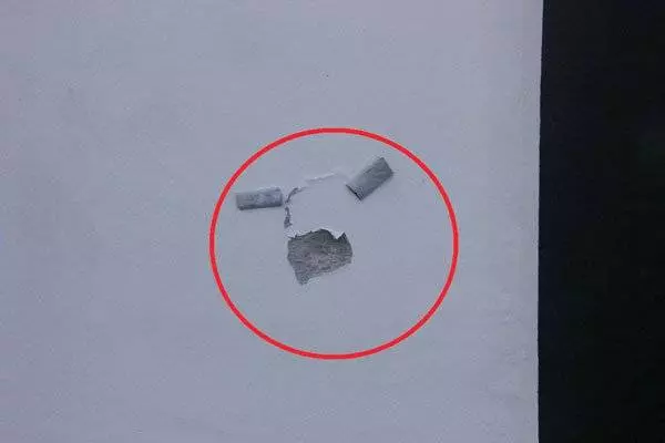 東甲某聯誼會三層樓會所,日前凌晨時分遭槍手連開9槍,子彈射中鋼骨水泥地上、牆壁、鋁製拉門和白鋼門等,幸未造成人命傷亡