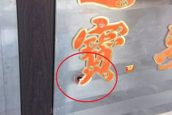 東甲某聯誼會三層樓會所,日前凌晨時分遭槍手連開9槍,子彈射中鋼骨水泥地上、牆壁、鋁製拉門和白鋼門等,幸未造成人命傷亡