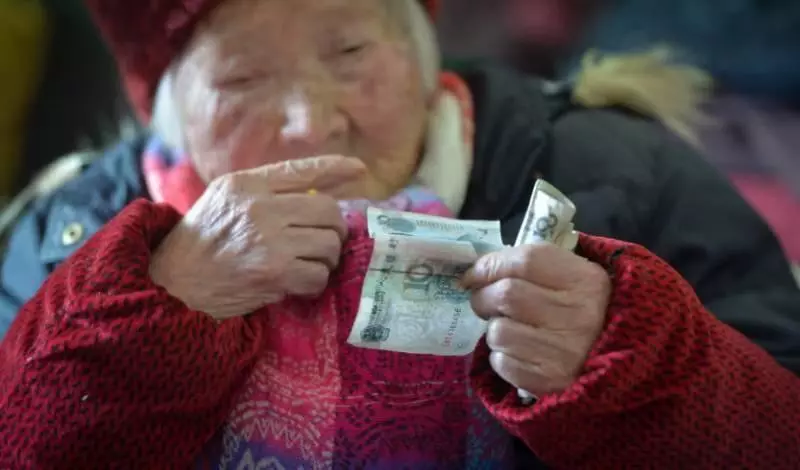 106歲老人每天把包裡的零錢數幾遍 2天一包煙~~~長壽秘訣就是愛吃兩樣東西吃荷包蛋和蔬菜 -