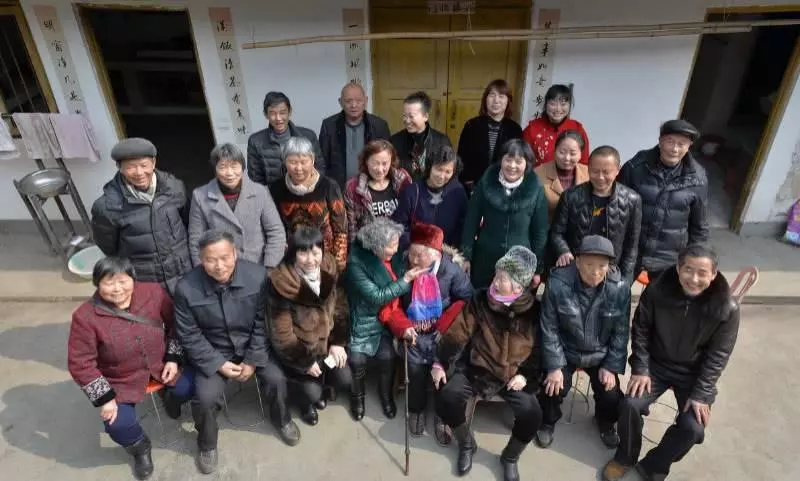 106歲老人每天把包裡的零錢數幾遍 2天一包煙~~~長壽秘訣就是愛吃兩樣東西吃荷包蛋和蔬菜 -