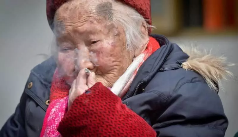 106歲老人每天把包裡的零錢數幾遍 2天一包煙~~~長壽秘訣就是愛吃兩樣東西吃荷包蛋和蔬菜 -