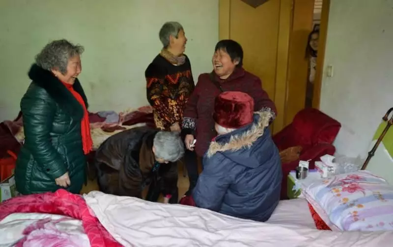 106歲老人每天把包裡的零錢數幾遍 2天一包煙~~~長壽秘訣就是愛吃兩樣東西吃荷包蛋和蔬菜 -