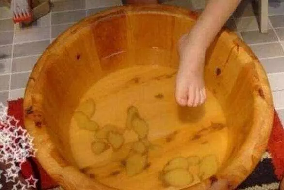 長期用姜泡腳有什麼效果?醫生提醒:姜泡腳時,這件事千萬不能做