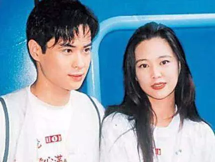 為躲狗仔將女友佘詩曼踢下車,傷透女人心的他總算要結婚了