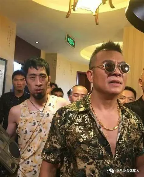 與洪金寶老婆同屆港姐,嫁惡人配角後54歲穿超短裙買百元球鞋
