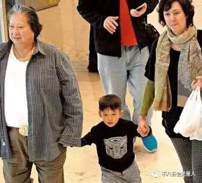 與洪金寶老婆同屆港姐,嫁惡人配角後54歲穿超短裙買百元球鞋