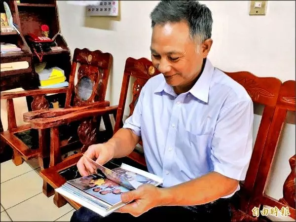辭職顧病母親,他父兼母職;兒兼女兒
