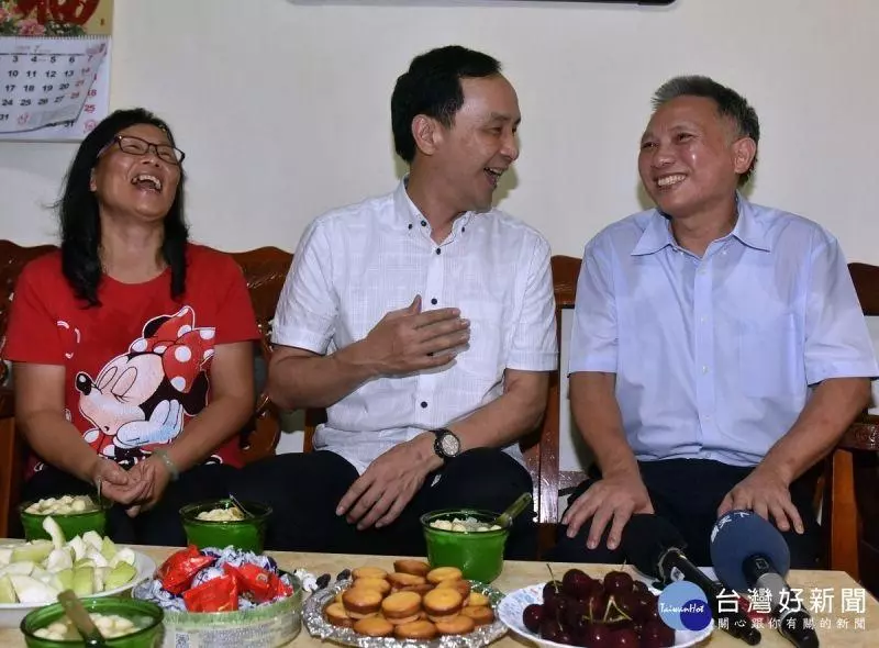辭職顧病母親,他父兼母職;兒兼女兒