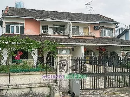 [ 大馬 ] 女英雄爬入屋救貓狗．12瘦骨如柴貓狗救出 治療後開放領養