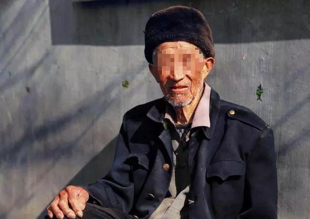 兒子不孝年邁父親無人管,來了一輛豪車接走父親,不孝兒子傻了眼