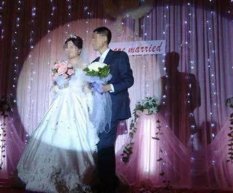 小伙大雪天救助拾荒老人,結婚時拾荒老人送給小伙一套房子