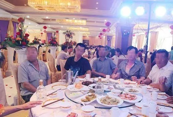 小伙大雪天救助拾荒老人,結婚時拾荒老人送給小伙一套房子