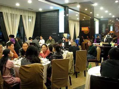 環衛工吃飯被顧客嫌棄,被老闆大罵,被罵後環衛工反而感謝飯店老闆
