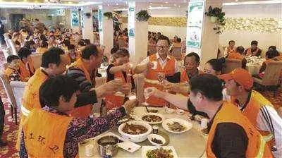 環衛工吃飯被顧客嫌棄,被老闆大罵,被罵後環衛工反而感謝飯店老闆