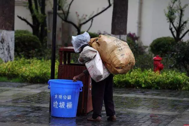 拾荒老人乞討,老闆不給讓其滾出去,一會送來一頓飯菜,驚喜來了