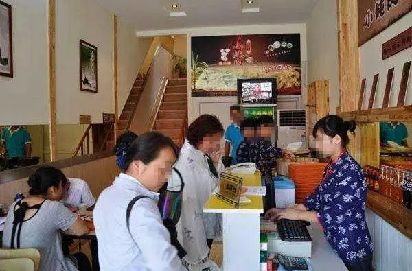 拾荒老人乞討,老闆不給讓其滾出去,一會送來一頓飯菜,驚喜來了
