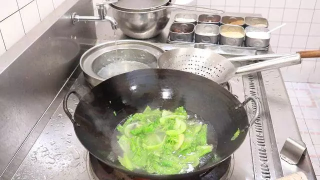 三分鐘就能學會的「蚝油生菜」這麼做真絕了,生菜翠綠味道濃郁