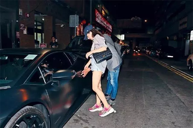 郭富城小22歲嬌妻方媛出海玩,私人遊艇內景曝光,天王真大方!