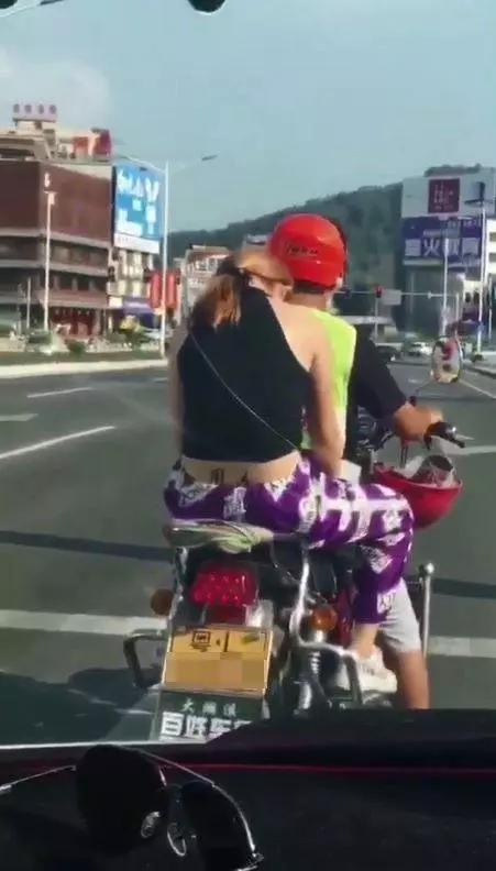 火辣辣開車見前方機車妹 「3遍才看出亮點」老司機大爆笑:一秒懂暗示