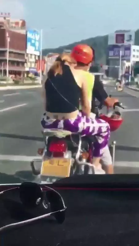 火辣辣開車見前方機車妹 「3遍才看出亮點」老司機大爆笑:一秒懂暗示