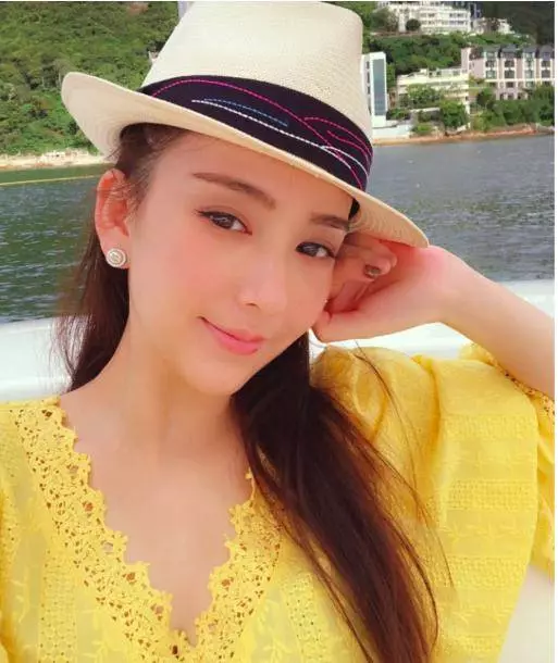 郭富城小22歲嬌妻方媛出海玩,私人遊艇內景曝光,天王真大方
