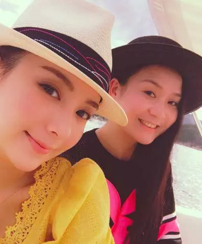 郭富城小22歲嬌妻方媛出海玩,私人遊艇內景曝光,天王真大方