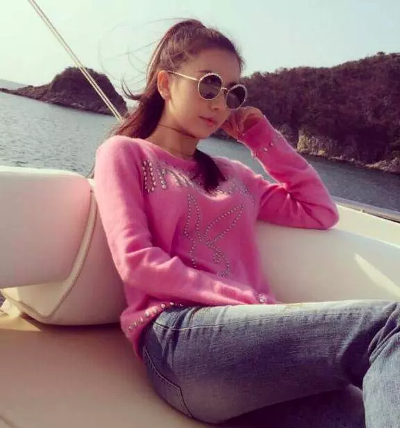 郭富城小22歲嬌妻方媛出海玩,私人遊艇內景曝光,天王真大方