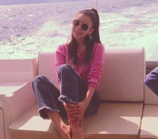 郭富城小22歲嬌妻方媛出海玩,私人遊艇內景曝光,天王真大方