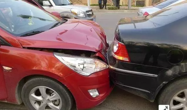 駕駛人注意汽車上這3個鍵別亂按,一旦按錯了車毀人亡