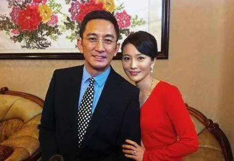一婚娶泰國富翁女兒,二婚娶小21歲嬌妻,現54歲自己帶女兒