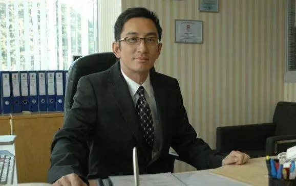 一婚娶泰國富翁女兒,二婚娶小21歲嬌妻,現54歲自己帶女兒