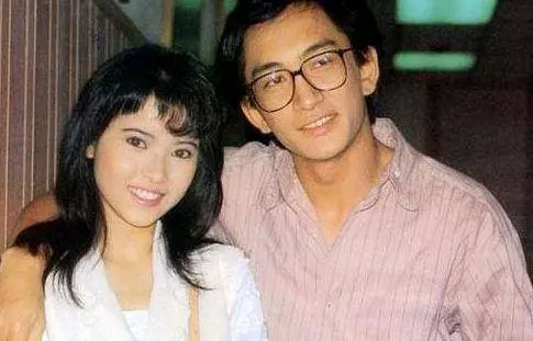 一婚娶泰國富翁女兒,二婚娶小21歲嬌妻,現54歲自己帶女兒