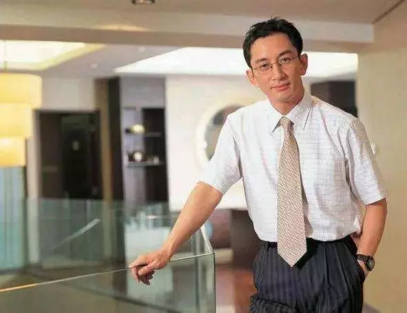 一婚娶泰國富翁女兒,二婚娶小21歲嬌妻,現54歲自己帶女兒