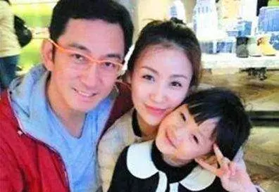 一婚娶泰國富翁女兒,二婚娶小21歲嬌妻,現54歲自己帶女兒