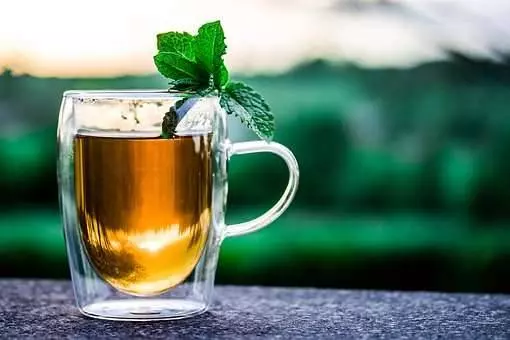 無糖綠茶當水喝會有什麼後果? 貧血、便秘5大問題藏在身體裡
