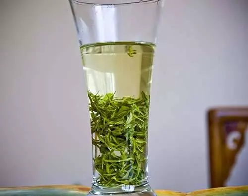 無糖綠茶當水喝會有什麼後果? 貧血、便秘5大問題藏在身體裡