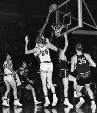 NBA球員摸到籃板上沿有誰?扣籃王僅差6厘米,拉塞爾:能輕鬆摸到