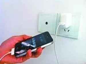 大多數幫手機充電都做錯步驟,快來學正確方式包住手機壽命